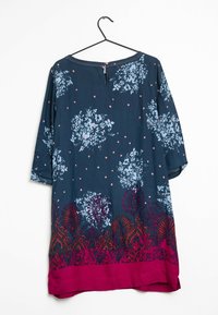 Tummansininen mekko, jossa on vaaleansinisiä ja vaaleanpunaisia kukkakuoseja. Mekossa on kolmanneksen mittaiset hihat ja koristeellinen helma viininpunaisena ja vaaleanpunaisena.