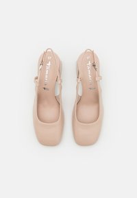 Nude skórzane buty na odkrytej pięcie z kwadratowym noskiem, płaską podeszwą i regulowanym paskiem z detalami w srebrnym kolorze oraz logo marki. Rozmiar 37.