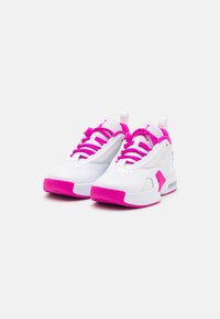 Weiße Sportschuhe mit pinkfarbenen Akzenten, ausgestattet mit einer strukturierten Oberseite, rundem Zehenbereich, gepolsteter Zunge und einer Gummisohle. Die Schnürsenkel sind leuchtend pink.