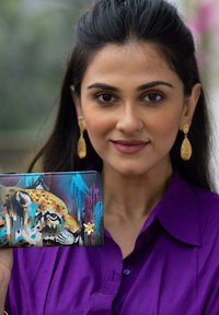 Kleurrijke portemonnee met een jaguarontwerp en blauwe en oranje accenten. Het materiaal lijkt synthetisch met een gladde textuur en gouden versieringen.