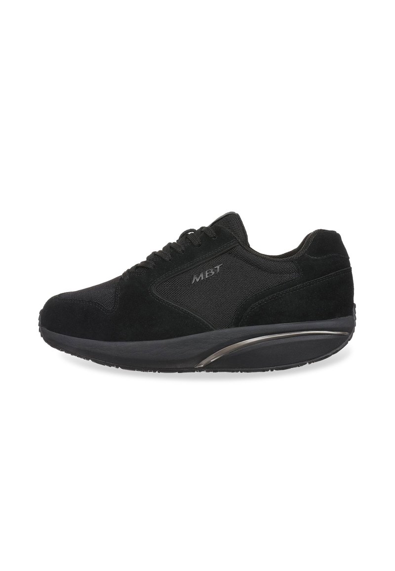 Sneaker basse nere con pannelli in camoscio e rete, suola spessa e imbottita, logo MBT di lato e design della punta arrotondata.