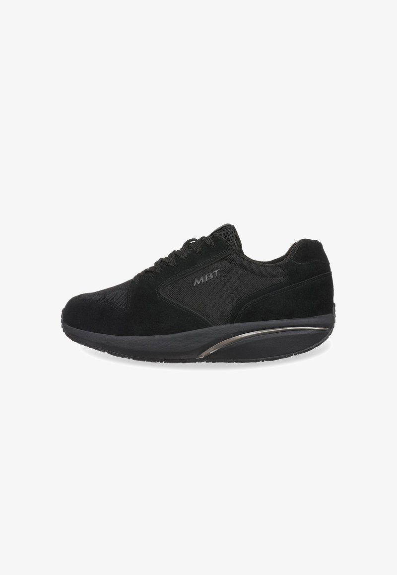 Sneaker basse nere con pannelli in camoscio e rete, suola spessa e imbottita, logo MBT di lato e design della punta arrotondata.