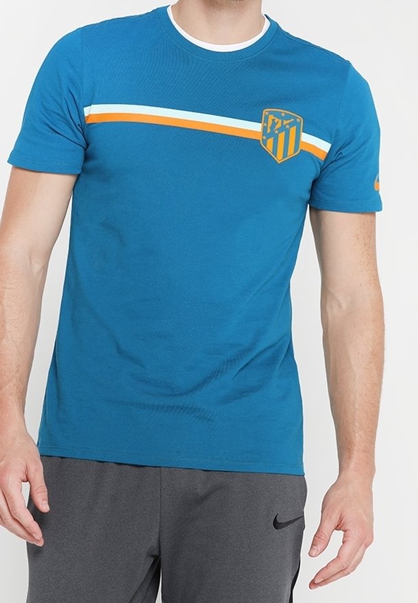 Camiseta azul de manga corta con cuello redondo, que presenta rayas horizontales blancas y naranjas y un parche de logo en el pecho.