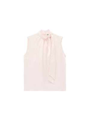 Mouwloze lichtroze blouse met hoge kraag en lange zijstrikdetail aan de kraag, weergegeven op een witte achtergrond.