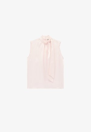 Blusa sin mangas de color rosa claro con cuello alto y detalle largo de lazo lateral en el cuello, mostrada sobre fondo blanco.