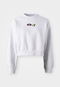 Sudadera gris corta hecha de una tela suave, con cuello redondo y mangas largas con puños acanalados. Logo "Obey" bordado en varios colores.