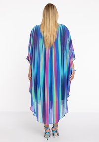 Durchsichtiger Kaftan mit vertikalen Streifen in Blau-, Lila- und Grüntönen. Lockere Passform, weite Ärmel und asymmetrischer Saum.