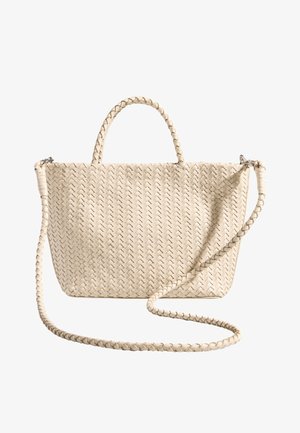 Beige gewebte Handtasche mit kurzem Griff und langem geflochtenem Schulterriemen, rechteckige Form mit Reißverschluss oben.