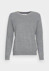 Szary sweter z długim rękawem, zaokrąglonym dekoltem, prążkowanymi mankietami i dołem, wykonany z miękkiej, teksturowanej tkaniny. Czysty, minimalistyczny design.