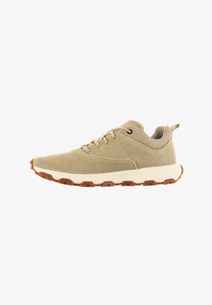 Lichtbeige sportieve schoen met een ademend mesh bovenwerk, vetersluiting, gevoerde kraag en een gestructureerde rubberen zool.