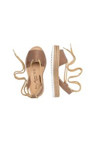 Sandalias de cuero trenzadas de color marrón con correas trenzadas, acentos en tono tostado y suelas de goma blanca con un diseño texturizado. Ideales para el uso casual.