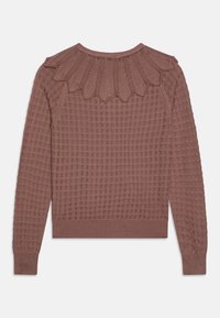 Pull en maille marron avec un empiècement texturé en forme de vagues, présentant un motif à carreaux et des poignets ajustés. La vue de dos met en avant le design raffiné.