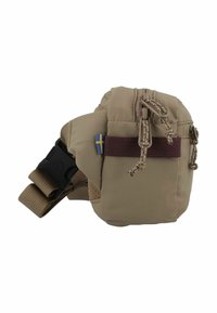 Borsa in nylon beige da indossare in vita con tracolla regolabile, doppia cerniera, tasca laterale e dettaglio della bandiera svedese. Accenti texturizzati sui lati.