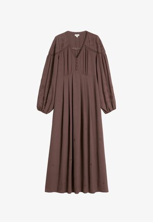 Ruskea pitkähihaista mekkoa V-pääkohdalla, jossa on brodeerattuja kukkainskriptiota, nappeja kaula-aukolla ja valuvaa kangasta rentoon istuvuuteen.