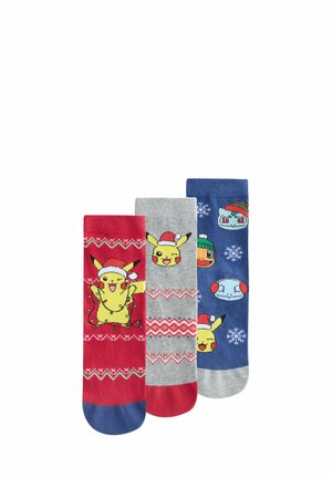 Tri vianočné ponožky so vzhľadom Pikachu a ďalších Pokémonov, ktorí majú na sebe čiapky Santa a zimné doplnky, so vzormi snehových vločiek.