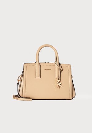 Beżowa skórzana torebka z dwoma uchwytami, odpinanym paskiem na ramię oraz złotym zawieszonym logo Michael Kors na jednolitym tle.
