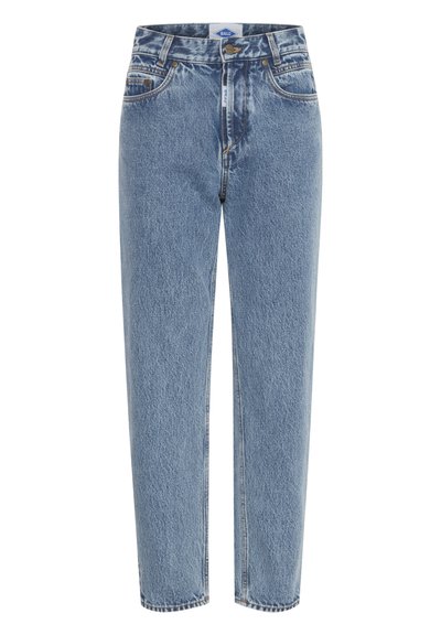 Vaqueros de mezclilla azul claro con cintura alta, diseño de pierna recta, cinco bolsillos y detalles de costuras en contraste.