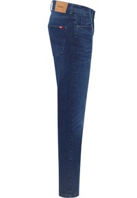 Dunkelblaue Jeans aus Denim mit geradem Schnitt, fünf Taschen, Leder-Logopatch am Bund und subtilen Nähten.