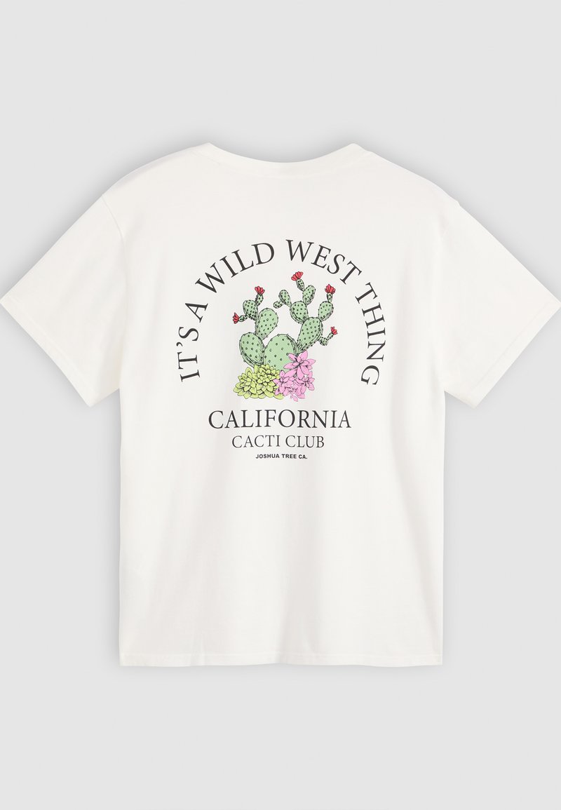 Camiseta de algodón blanca con gráficos de cactus y flores en verde y rosa, con texto en negro que dice "ES UNA COSA DEL OESTE SALVAJE CLUB DE CACTUS DE CALIFORNIA."