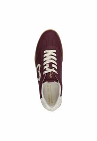 Zapatillas burdeos con parte superior de cuero suave, cordones blancos y un ligero ribete de piel sintética en la lengüeta, con un diseño decorativo de corazón blanco.