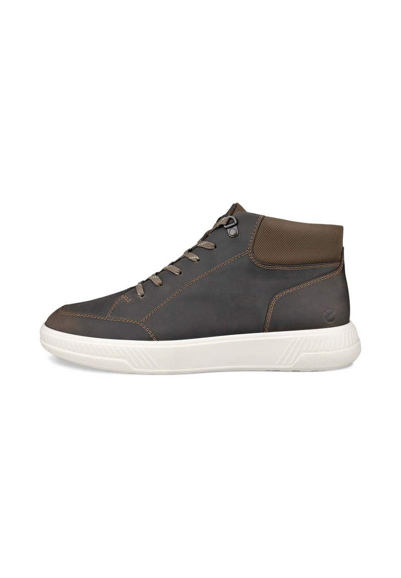 Donkerbruin leren high-top sneakers met lichtbruine stiksels, een textiele kraag en een witte rubberen zool. Kenmerkt een vetersluiting en heeft een logo op de hiel.