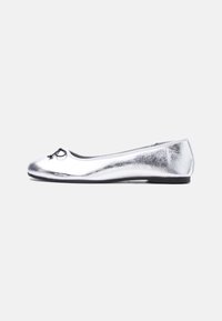 Sélectionné, silver-coloured