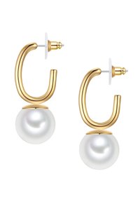 Guldtonade hoopörhängen med en slät, böjd design, som har en stor, blanka vit pärla i botten och ett säkert fäste.