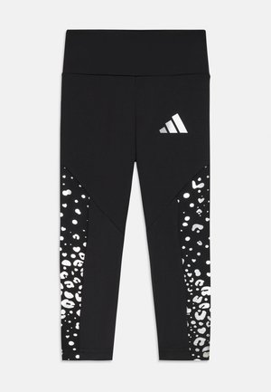 Czarne legginsy z szerokim pasem, bocznym wzorem w metaliczny srebrny leoparda oraz gładkim, elastycznym materiałem.