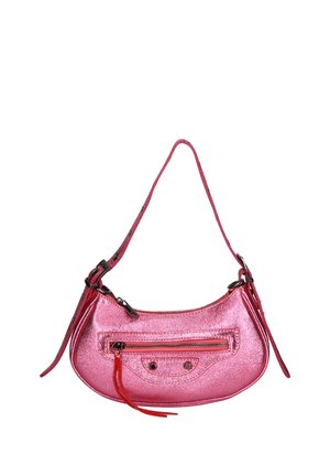 Kleine glänzende rosa Schultertasche mit vorderer Reißverschlusstasche und verstellbarem Riemen auf weißem Hintergrund.