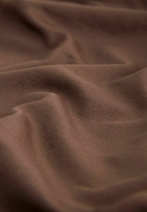 Hnedá tkanina s hladkou textúrou, zobrazujúca jemné záhyby a jemné variácie v odtieni, zdôrazňujúca jej ľahkú a splývavú kvalitu.