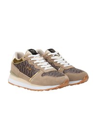 Beige Wildleder- und gemusterte Textilsneaker mit weißen Schnürsenkeln, goldenen Akzenten und einer gummierten Außensohle mit ausgeprägtem Profil.