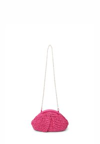 Borsa intrecciata rosa a forma arrotondata, dotata di tracolla a catena e rifiniture simili alla pelle scamosciata, decorata con un dettaglio a fiocco testurizzato.