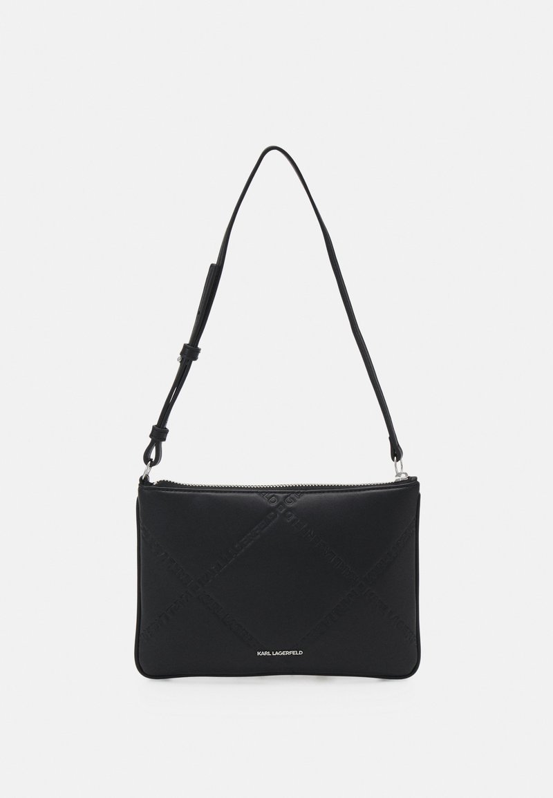 Sac à main rectangulaire noir en matériau texturé. Il dispose d'une fermeture éclair et d'une bandoulière, avec un détail de logo en relief.