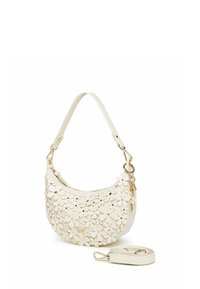 Bílá kožená kabelka s květinovými aplikacemi, zakřiveným tvarem, doplňky ve zlaté barvě a nastavitelným ramenním popruhem.