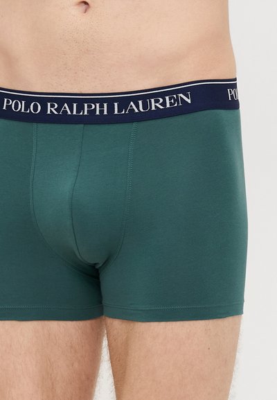 Zelené bavlnené boxerky s tmavomodrým pásom s bielym nápisom „POLO RALPH LAUREN“. Hladká textúra, priliehavý strih.