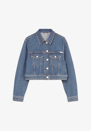 Krótkia denimowa kurtka w średnim niebieskim kolorze, z zapięciem na guziki z przodu, dwoma kieszeniami na piersi oraz subtelnymi detalami w stichingu. Klasyczny kołnierzyk i długie rękawy.