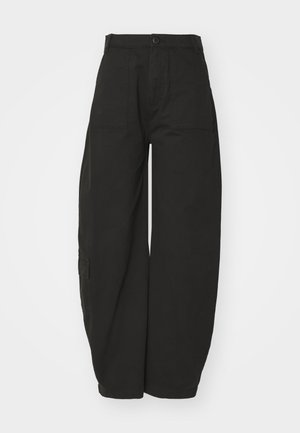Schwarzweite Hosen aus Baumwolle mit weitem Bein, hohem Bund, vorderem Knopfverschluss und Seitentaschen für Funktionalität.