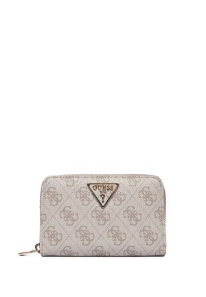 Portefeuille zippé beige Guess avec motif monogramme, plaque logo triangulaire dorée et fermeture éclair sur fond blanc.