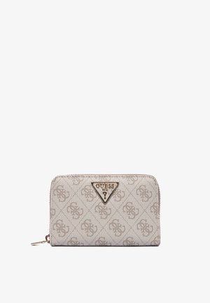 Beige Guess portemonnee met rits en monogram-patroon, goudkleurige driehoekige logoplaat en ritssluiting op een witte achtergrond.