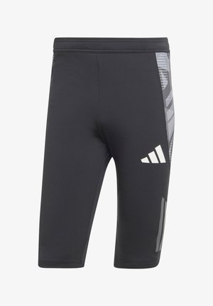 Zwarte sportieve shorts van glad, rekbaar materiaal. Heeft een grijze gemusterde zijkant en witte branding op de linkerdij.