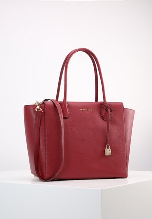 Sac cabas en cuir rouge texturé avec double poignée, bandoulière amovible et petit charm cadenas doré à l’avant.