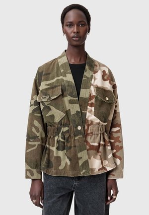 Giacca camouflage con un design di tessuti misti; presenta grandi tasche frontali, vita elastica e una combinazione di tonalità verde e marrone.