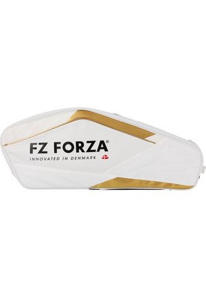 Hvid zip-up jakke med guld accenter, sorte træningsbukser og sorte sneakers med blå detaljer. Bære en hvid og guld sportstaske.