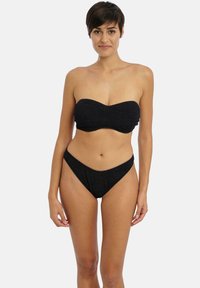 Černý bezramínkový bikinový top s texturovanou tkaninou a páskovým designem, spárovaný s bikinovými spodky s vysokým pasem a V-čelním výstřihem.