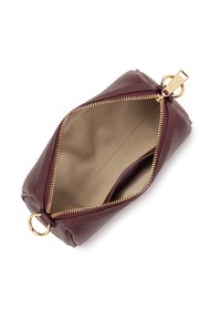 Borsetta in pelle testurizzata borgogna con zip dorata, interno in tessuto beige e piccolo taschino interno, fotografata aperta su sfondo bianco.