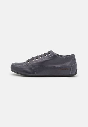 Ciemnoszary niski skórzany sneaker z czarnymi sznurowadłami, białym przeszyciem i logo marki po boku, pokazany od zewnętrznej strony.