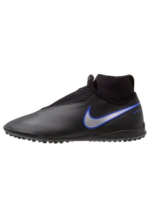 Czarny sportowy but za kostkę z teksturowaną cholewką, niebiesko-srebrnym logo Swoosh oraz podeszwą z korkami do sportów na sztucznej murawie.