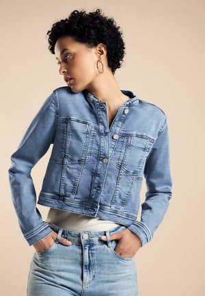 Gekürzte blaue Jeansjacke mit Stehkragen, zwei Vordertaschen und Knopfverschluss. Texturierter Stoff mit sichtbaren Nähdetails.
