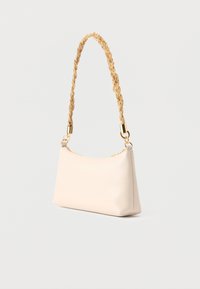 Κρεμ ορθογώνια τσάντα χειρός με χρυσή πλεκτή λαβή και χρυσά μεταλλικά στοιχεία, με επάνω φερμουάρ κλεισίματος.