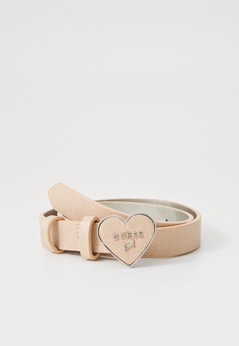 Blush rosa falsk lærbelte med en glitrende finish, med en hjerteformet sølvspenne preget med "GUESS girl."